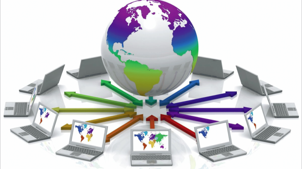 Representação gráfica de laptops conectados ao redor de um globo terrestre, com setas coloridas apontando para o centro, simbolizando a interconexão global e a troca de informações.