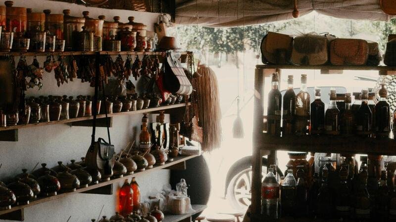 Interior de uma loja de artesanato rústica com prateleiras cheias de produtos feitos à mão, localizada no Maranhão, Brasil